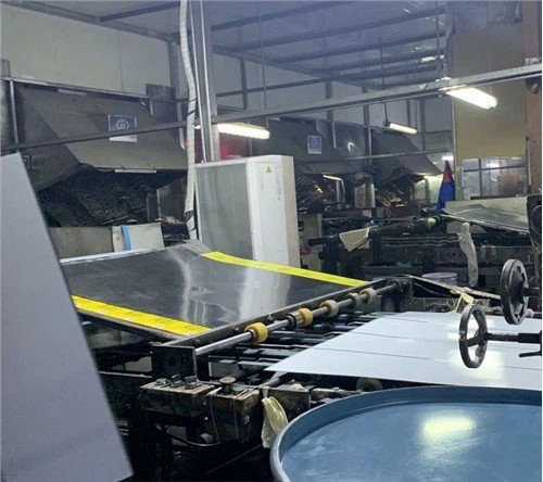 Proces maľovania pocínovaného plechu